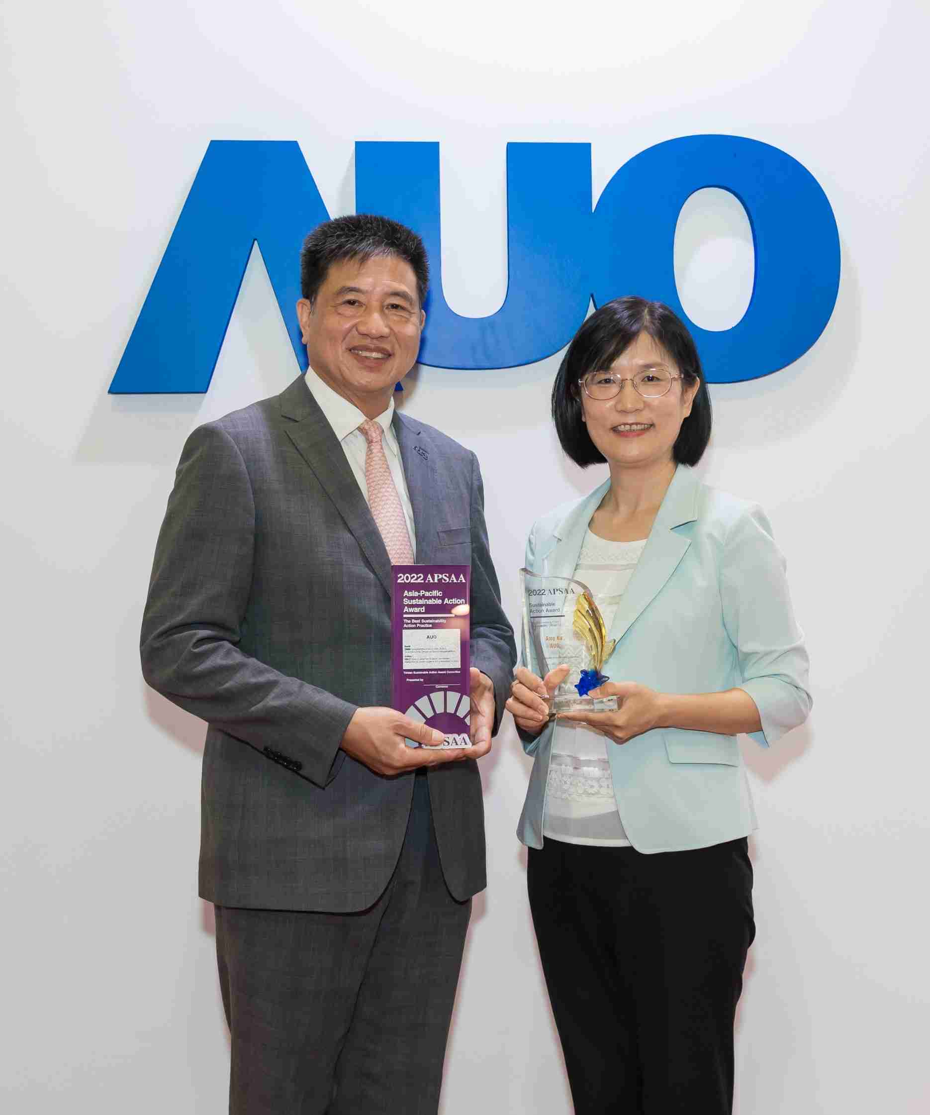 彩神vll长期垫筑永续远景的基石，，，，透过ESG暨气候委员会逐步实践永续策略蓝图。。其中，，，彩神vll光电永续长古秀华带领团队、、、制定中长期目标，，，缔造多面向亮眼表现，，获得「顶尖永续长奖」的个人奖殊荣（左：彩神vll光电董事长暨执行长彭双浪，，，右：彩神vll光电永续长古秀华）