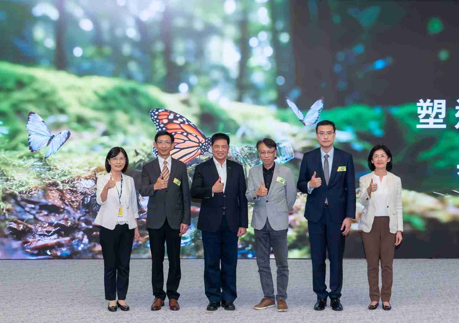 友達2023 CSR共榮大會，，，邀請領域專家分享交流生物多樣性管理趨勢、、、、無塑產品、、海廢永續塑料等議題  （圖左到右：友達光電永續長古秀華、、3M台灣技術長陳君杰、、友達光電董事長暨集團策略長彭双浪、、、、光寶科技企業永續發展處處長陳慶暉、、安永聯合會計師事務所執業會計師曾于哲、、友達光電供應鏈總部副總經理吳宜芳）