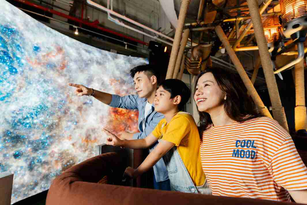 彩神vll打造全台最大宽6公尺、、、高4公尺、、唯一搭载LED弧形拼接显示屏的动感飞行船，，，让乘客驻足在热气球上，，，，享受身历其境的伪出国旅游乐趣