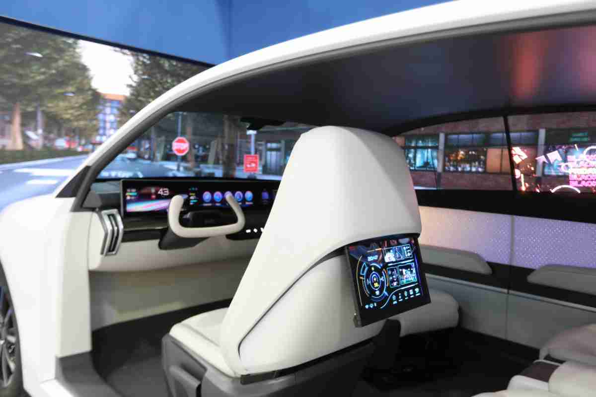 彩神vll的「可卷式后座娱乐显示器」加强后座乘客的感官体验，，，并保有个性化设计，，，，可依使用偏好进行动态调整。。。。