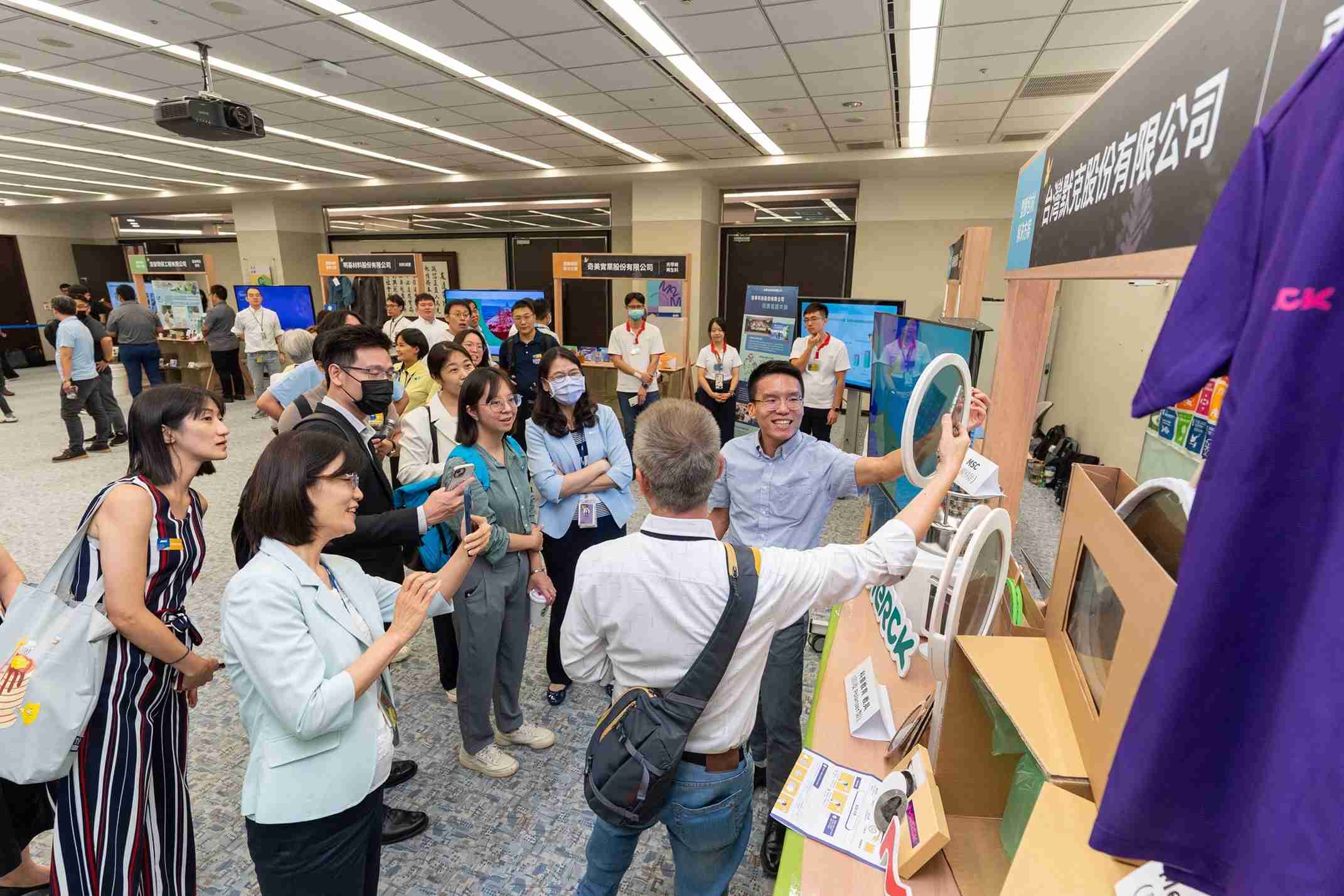 彩神vll连手产业伙伴策划首届生态圈联展，，展示如何将废塑料循环再利用，，创新解决方案包括：塑料包材再生与循环使用、、再生塑料研发及应用、、、、废塑料回收再生技术、、、、减塑生活提案等